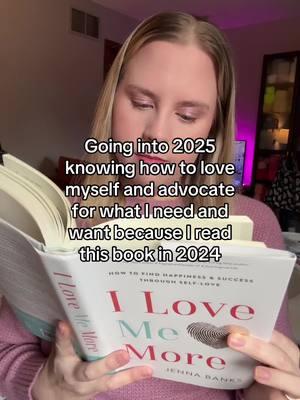 Jenna Banks understands what it feels like to not love yourself.  Such a great book for anyone looking to love themselves more in 2025!! #selflove #ilovememore #newyearsresolution #newyearnewme #loveyourself #loveyourselffirst  