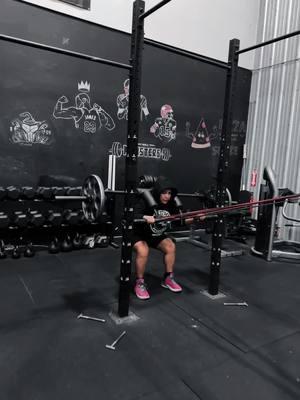 Back squats with Hatfield bar and bands.😮‍💨🙌🏾 #hatfield #accessory #backsquats #bandsoftiktok  #indigenioustiktok #nativetiktok #navajotiktok #gym #dinetiktok #indigeniousfitness #nike #kgs #nativefitness #rogue 