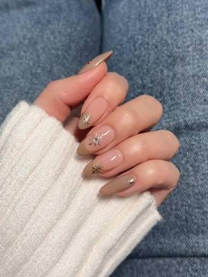 easy holiday nails ✨🤍🫶 used everything from the @Apres Nail advent calendar for this nail look! #diynails #nailsathome #nailvideos #gelxnails #aestheticnails #apresnails #nailsoftiktok #holidaynails #nyenails