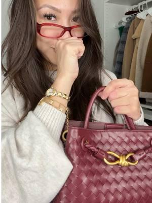 Unboxing my new bag !!! 😍 Received so many compliments on it today while I was at the mall 🍒♥️❣️ #redbag #purse #crossbodybag  #christmashaul #bagcollection #unboxingvideo #everydaybag #handbags #whatsinmybag 