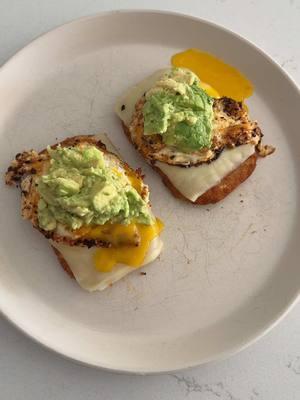 Easy Trader Joe’s Breakfast Idea Grocery List: Hash Brown  Mozzarella cheese  Eggs  Avocado  Chili onion #easybreakfastideas #breakfast #traderjoesrecipe 