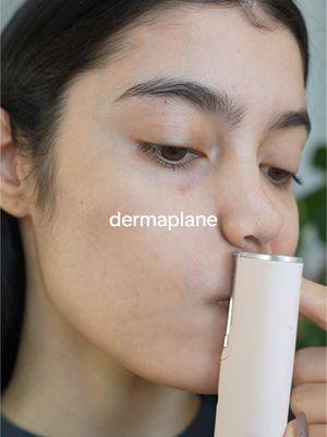 The crust before the glow 💅  @DERMAFLASH on the face - great if you have sensitive skin & @japonesque for the brows  #athomefacial #skintreatment #dermaplane #antiaging #faceshaving #skincaretips #beautytipsandtricks #skincareproductsmusthave