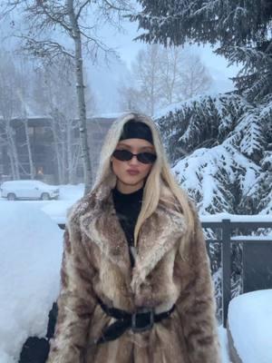 It’s not cold  #AspenStyle #skioutfit #SkiFashion #skiseason #nyeoutfit 