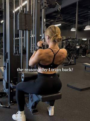 The real reason why I train back 🤭 To look amazing in backless dresses  #fitness #workoutmotivation #upperbody #latpulldown #dress 