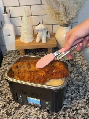 Milanesa de pollo, with rice and mashed potatoes 🥔 😋 lunchbox from @LunchEAZE #lonche #luncheaze discount code : kathyoortiz 