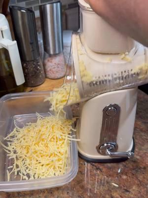 Cheese grater 🧀 #musthaves #cheesegrater #kitchengadgets #TikTokShop #tiktokmademebuyit #kitchenmusthaves #haitiantiktok #tiktokusa #goudacheese #creatorsearchinsights 