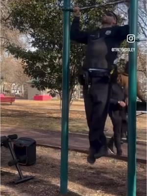 Always great to see officers engaging with their community 🙌 #police #lawenforcement #policevideos #fyp #foryoupage #policeofficer #trending #viral 