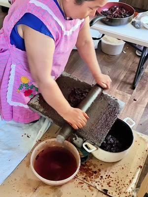 #mole #tradicional #oaxaca #constumbresytradiciones #oaxaqueña #moliendo #metate #moleoaxaqueño 