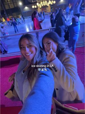 📍the hill LA ⛸️❄️ #holidaysonthehill #hiltonuniversal #lachristmas #losangeleschristmas #iceskatinginla #iceskatinginlosangeles #ladatenignt #losangelesdatenight #ladateideas #placestogoinlosangeles #jinglebelltavern 