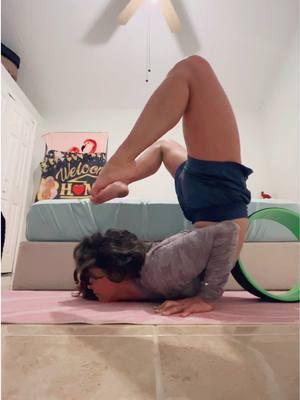 First time trying a chin stand back bend with the help of my wheel… actually feels like a really good stretch except my chin hurts lol  #chinstand #backbend #stretches #fyp 