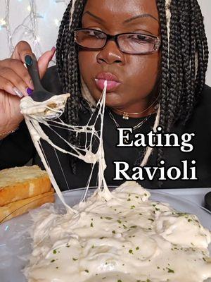 #ravioli #asmr #garlicbread #cheesy #eatwithme #mukbang 