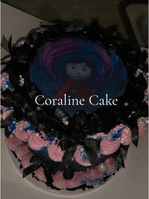 Obsessed with this cake😍💙 #coraline #coralineylapuertasecreta #laikastudios #coralinemovie 