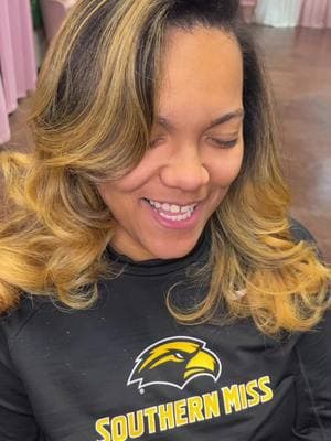 Give me a blank canvas and watch me paint. 🎨 #hattiesburgstylist #silkpressnaturalhair #hattiesburgsilkpress #balayagehighlights #balayagehair #blondebalayage 