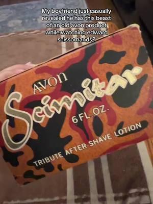 @butterythesheep I have no exact word to describe the smelI since its entirely evaporated but TO COMPARE it smells like a pile of Spencer’s incense sticks. I had to google it to see the year but it was from 1968 Avon Scimitar Tribute Aftershave #vintagefinds #avonproducts 