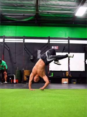 New Challenge 🔓  Trying out the “Viral” Handstand challenge. It’s been over a decade since I’ve done this move, one I had trouble with before and definitely had more trouble with today 🤣 Tag a friend you think can do this 🏷️  #handstandchallenge #workoutchallenge #gymvideo #workoutoftheday #fitnesschallenge #viralreels #trending #sctop10 #bodyweighttraining