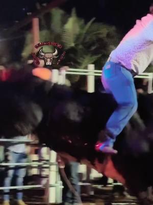 #bullrider  raton de cuxpalá vs el turbo #bullrider #teamwork #jaripeo_ranchero #jaripeoseason #jaripeoseason #jaripeoprofesional #jaripeooutfits #jaripeomexicano #jaripeosinfronteras #bullriders #jinetes #jinetesdelasfalto #picoriverasportsarena 