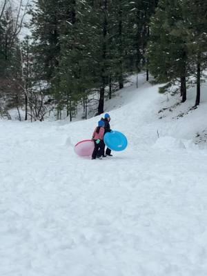 Fun adventures with my wild kiddos. #familytime #familytrip #qualitytime #exploringtheworld #Outdoors #leavenworth #kidstravel #travellingwithkids #passion #Love #vibes #tubbing #tubing 