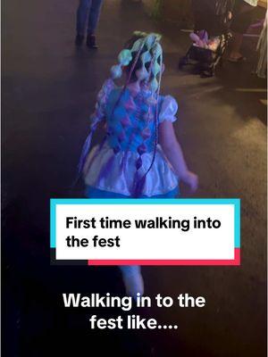 Who else skips to the beat of happiness when walking in to the fest?  🙋🏻‍♀️🙋🏻‍♀️  #ravebraids #braidtok #festivalbraids #festivalhair #dragonbraids #bubblebraids #tieinponytails #kidsbraids 