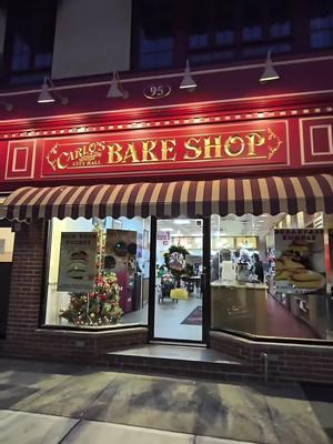 Carlos 'Bake shop#carlosbakery #newjersey#bakery#newyorkbakery #newjerseybakery #carlosbakeshopnyc #familia#5mendiolasporelmundo 