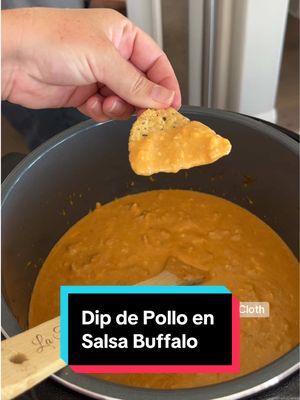 💚 La olla Cosori y el rallador de queso los encuentran en mi escaparate 💚 Dip de pollo, salsa buffalo y queso  2 tazas de queso cheddar rallado 2 tazas de pollo desebrado o 2 latas de pollo 1 paquete de queso crema 1 botella de salsa buffalo  Cebolla picada y sofrita (antes de añadir todos los ingredientes) 1/2 taza de aderezo ranch o blue cheese  Totopos, apio o pan hawaiano  #buffalochickendip #botana #cookingwithcosori #ollacosori #ollaexpresscosori #ollaelectrica #electricpressurecooker #slowcooker #slowcookerrecipe #buffalodip #evergreencloth #isabelcarranza #tiktokpartner  #pañoesponjas #ralladordequeso #cheesegrater #cocinandoamiestilo👌🏻 #evergreenclothtips 