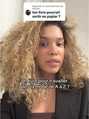 Réponse à @alessia Un livre carrière mode version papier pour 2025 or not ? 🤔🤔 #fashiontiktok #fashionjob 