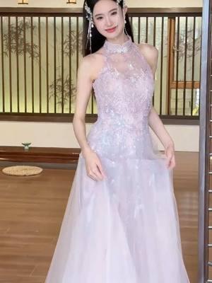 Sleeveless, wedding pink long Cheongsam Credit to xiaohongshu:@ isa5888 #foryoupage #qipao #foryou #qipaodress #qipaobeauty #cheongsamgirls #cheongsamgirls #cheongsamdress #fyp #cheongsam #highenddresses #highend #weddingdress 