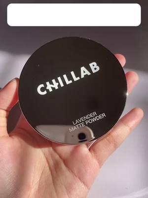 ¿Buscas una base que controle el brillo? Nuestro polvo compacto es la clave.#chillab #chillabpolvo #chillabpowder #beautytips #chillabes #chillabmx #chillabmexico #GlowUp #makeup #fyp #beauty