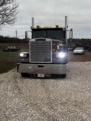 Getting the itch for a old school FLC tractor run..😎😎 #leeallenfarms#freightlinerflc120#freightlinerfever#oldschool#farmtok#tractortok#tractortalkontiktok#internationalharvester#fypシ゚viral#fypシ 