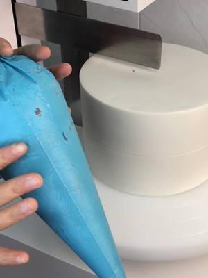 #CapCut Blue cream vintage cake should be delicious.#tiktok #fyp #cake #cakepiping #cakepipingvideo #cakemachine 