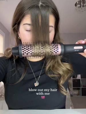 The perfect blowout ⭐️ brush linked in TT shop #blowout #blowouttutorial #rollers #hairrollers #hairrollerstutorial #blowoutbrush 