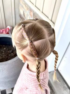 It’s NYE. Glitter is a MUST.  @Dittobug-Hair  #cutehair #glitterhair #toddlerstyles #finehairstyles #youngtoddlerstyles #babystyles #nyestyles #newhairinspo 