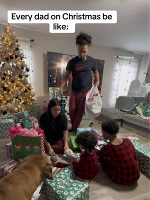 He was ready with his trash bag before the kids even started opening gifts 🤣🫶🏼 #dadsoftiktok #MomsofTikTok #chritsmas #funny #relatblemomcontent #dadlifebelike #husbandandwife #funny 