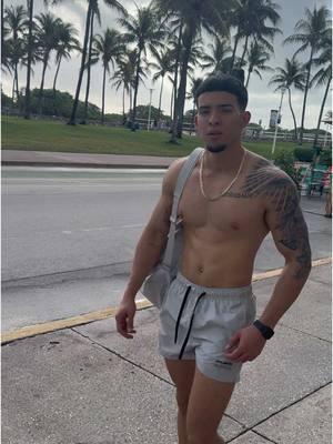 Yo entrando al 2025🔥🔥 #viral #foryoupage #sexy #fitness #latino #tatt #latino #parati #miami #miamibeach #soutbeach 