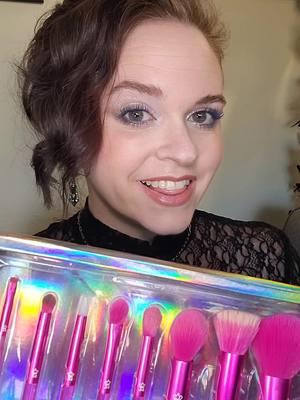 Ring in the new year with your best face forward and shine just as bright as the Times Square Ball 💄✨ @thejodizzle created this galmorous look using our MŌDA Pink-Ception Full Face 9pc Gift Kit and we can't get enough of it 😍 Only two days left to shop our sitewide sale at modabrush.com where everything is 50% - 70% off! 🛍️ #modabrush #modamakeupbrushes #veganandcrueltyfree #affordablebeauty #modagiftkits #makeuptutorial #newyearseve #newyearsmakeup #nyemakeup #nyetutorial