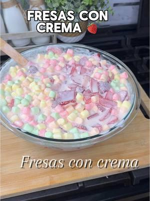 Fresas con crema 🍓                                .                                              .                                              .                                            Ensalada de fresas con crema y bombones #ensalada #fresas #fresasconcrema #gelatina #bombones #marshmello #algodon #fresa #strawberry #humor  #postres #postresfaciles #dessert #dessertideas #newyear #year #christmas  #viralvideo 