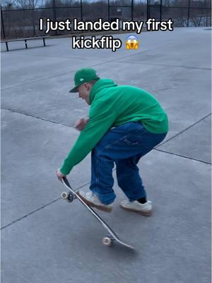 #kickflip #skatelife #skaters #skateboardingisfun #skatetok #skateboard #skaterboy #skater #viral #trend 