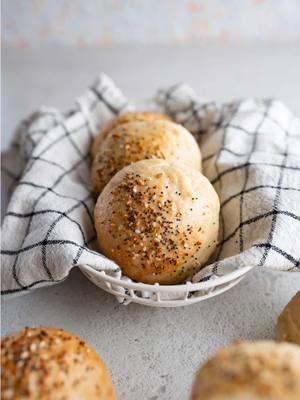 Countdown to Midnight Bites: Mini Everything Bagels 🎉 These copycat Dunkin’ bites are: 👉 Filled with creamy, cheesy goodness 👉 Packed with savory everything bagel seasoning 👉 Perfectly bite-sized for party snacking Whether you’re hosting or bringing a dish to share, these are the savory MVP of your snack spread. Bonus: They’re homemade and taste even better than the original! Tap the link in my bio and search ‘everything bagel’ for the full recipe and get ready to wow your guests. 🥂 #minibagels #everythingbagels #NYEsnacks #partyfood #savorysnacks #holidaybaking #homemadetreats #foodiesofinstagram #bakersofinstagram #newyearseve #EasyRecipes #copycatrecipes 