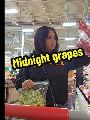 I'm going to give this grape and table thing another try.. 🫣#midnightgrapes #newyeargrapes #redorgreen #heb 