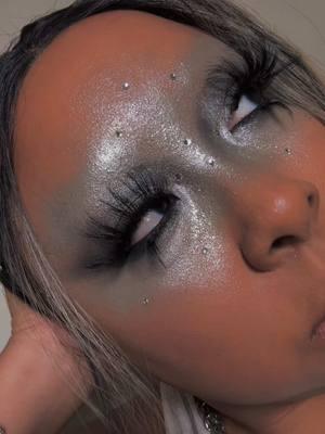 Having no eyebrows is already very y3k but heres some futuristic baddie makeup to celebrate a #newyear ib @Pat McGrath Labs #hawaiimua #futuristicmakeup 