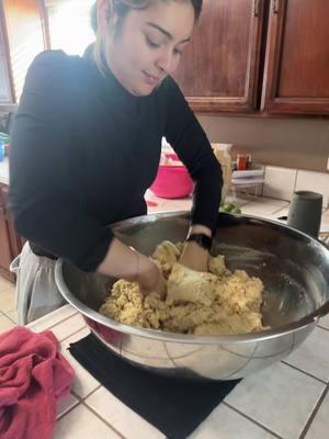 Mi hija haciendo tamales 🫔 #anonuevo #amor❤️ #buenosmomentos #pazyamorparaelmundo 