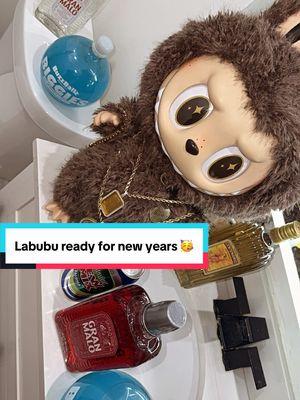 Labubu’s pregaming for new year 🥳#labubu #labubuthemonsters #labubumacarons #fy #fypシ #viralvideo #granmalo #lit #alcoholic #party #newyear #parrati #trakas #zimomo #buzzball 