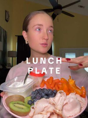 high protein low calorie lunch plate to stay full in a calorie deficit or while losing weight ❤️‍🔥👅🍑🤞🏼  #highproteinmeals #lowcalorierecipes #lowcaloriemeals #caloriedeficit #highproteinlunch #volumeeating #caloriedeficit 