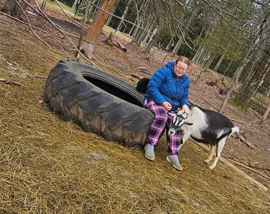 Hailey still makes a great distraction when we have work in the doe pen #yfhgoats #yooperfarmhouse #farmanimals #goattok #farmtok #farmher #womaninag 