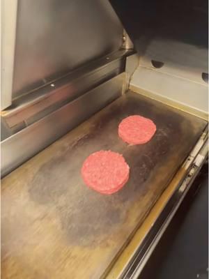 How McDonald’s Cooks their FRESH Beef? 🥩 #mcdonalds #fastfoodlife #fastfoodworkers #fyp #viral #tiktok #fastfoodemployees #fastfood #mcdonaldsworker #foryou #foryoupage #freshbeef 