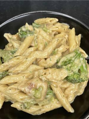 Replying to @Cléyoue509 #chickenalfredo #alfredopasta #creamypasta #chickenalfredopasta #fyp #foodtiktok #foodies #quickdinner #EasyRecipe #lunchideas #chickenalfredorecipe #pasta 