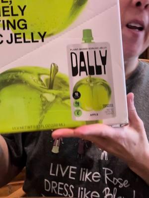 Dally Apple konjac jelly is so good, they are little pieces of plant based deliciousness #konjacjelly #snack #toddlerapproved #momlife #plantbased #dally 