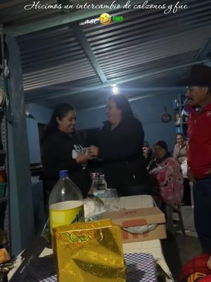 Disculpen mi risa en todo el video 🤭🤣 #navidad #christmas #newyear #paratipage #intercambioderegalos #intercambiodetanga #momentoschistosos #familia #longervideos #holidays 