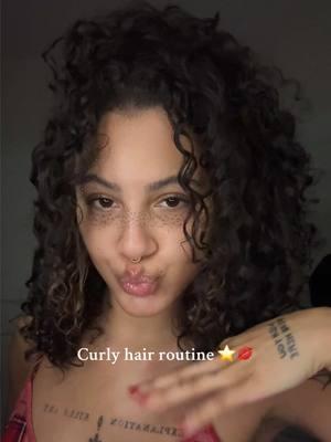 we LOVE volume over here  Products used  @K18 Hair Leave In Mask  @Fenty Hair The Comeback Kid & Curl Cream  Miss Jessie’s Jelly Soft Curls  #curlyhairtutorial#curlyhairrroutine #curly #curlyroutine #fentyhair #missjessies #beauty #winter #newyear #hair #refresh #washday 