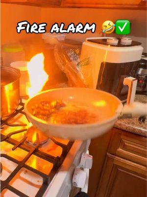 #firealarm on point 🤣✅ Someone has skills ahaha 🤭 Even using the #nonstickpans u still can do some attractions‼️ #pan #nonstick #nonstickypan #nonstickpan  . . . . . . . . . . . . . . . . . . . . . . . . . . . . . . ##TTSDelight##HolidayHaul##GiftGuide##TTSDeals##viral##fyp##ShopLatinOwned##TreasureFinds##TouchDownDeals##FallDealsForyou##SeasonalEssentials##HolidayHaul##SuperBrandDay##TikTokShopBlackFriday##TikTokShopCyberMonday##TikTokShopHolidayHaul##GlitzGlamGhouls##SuperBrandDay##CrossSuperBrandDay##CozyCountdown##BedSure##TikTokShopNewArrivals##christmasgift##winterseason##newyear##newyear2025##CyberMonday##MoneySavingTips##TiktokBussinessCampaign 