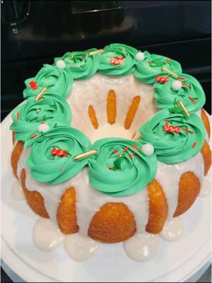 Tried a Bundt Wreath this year for Christmas. #CapCut #bundtcake #cakes #texascakes #customcake #houstoncustomcakes #malebaker #cakedecorator #buttercreamicing #vanillaicing #wreathcake #christmascake